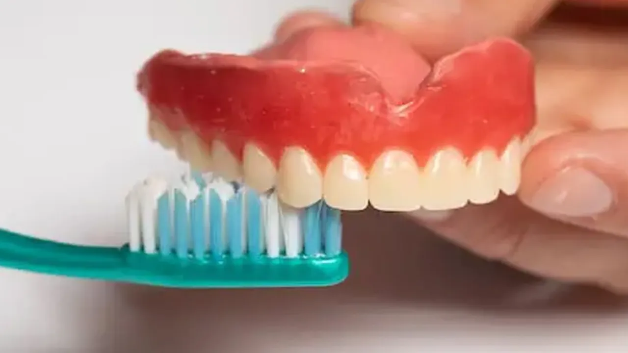 Cleaning Dentures